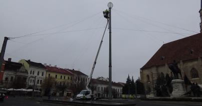 VIDEÓ - Fénygömb kerül a Főtérre