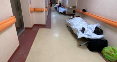 Bukaresti kórház folyosóján kezelt betegekről mutatott képeket egy hírtelevízió