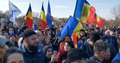 Hétezer lejes büntetés az oltásellenes tüntetés szervezőjének