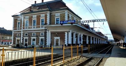 RMDSZ: Háromnyelvű helységnévtáblát az állomáson is!