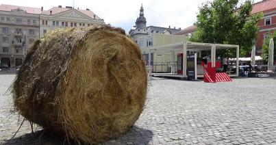 VIDEÓ – Készül a TIFF-minifalu a Főtéren