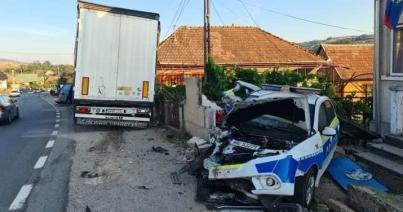 Elaludt, rendőrautónak ütközött