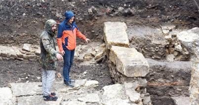 Római épületmaradványok és városfalrészlet a Torony utcában