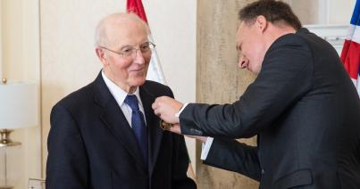 Magyar állami kitüntetést kapott Len Rix műfordító
