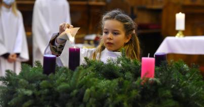 Kigyúlt az adventi fény, megáldották a hívek adventi koszorúit