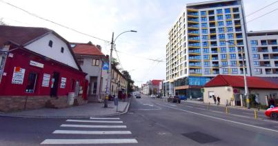 Négyről kétsávosra „szélesítik” a Monostori utat