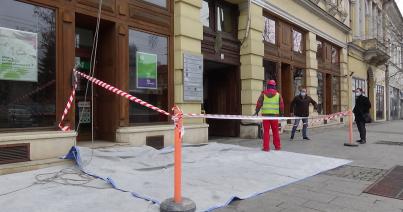 VIDEÓ – Ipari alpinisták kötélen lógva végeznek munkálatokat a magyar főkonzulátus épületén