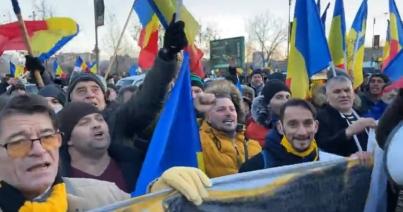 TÜNTETŐK PRÓBÁLTAK MEG BETÖRNI A PARLAMENT ÉPÜLETÉBE (FRISSÍTVE)