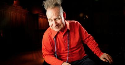„A színház az egyenlőség tere” – Peter Sellars amerikai rendező színházi világnapi üzenete