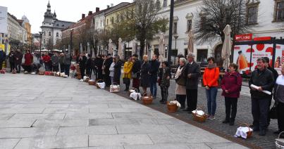 Szabadtéri ételszentelés a Szent Mihály templom előtt