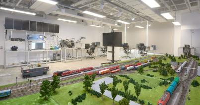 Motor működését „szemmel” követő érzékelő, kávékészítő robot, virtuális gyár