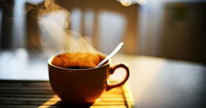 Elmélkedős kávészürcsölgetés