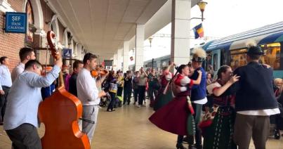 VIDEÓ – Néptánccal üdvözlik a Boldogasszony zarándokvonat utasait