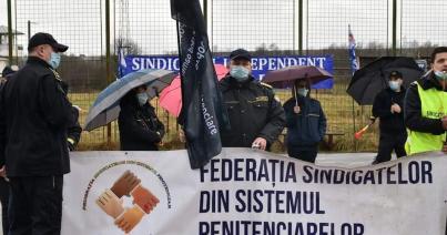 Tüntetés a kormány épülete előtt