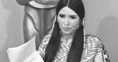 Elhunyt Sacheen Littlefeather amerikai színésznő, aki Marlon Brando nevében visszautasította a színész Oscar-díját