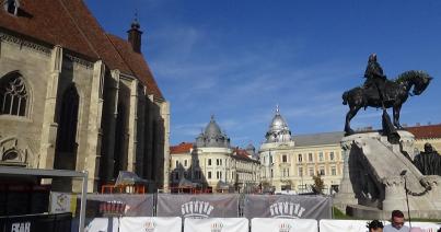 VIDEÓ – Tűzijáték a Szent Mihály-templom és a Mátyás-szoborcsoport között?!