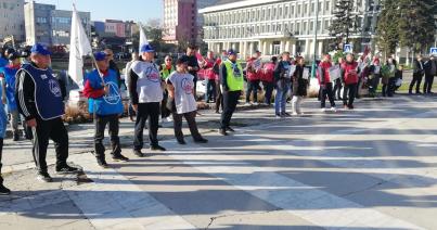 A kormány és a parlament előtt tüntetnek a szakszervezetek