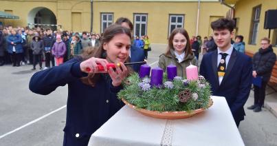 „Lángra gyúlt az első gyertya, nézd, hogy táncol fénye!”