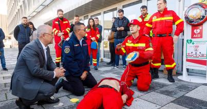 Telefonos alkalmazás mutatja a városban a defibrillátorok helyét