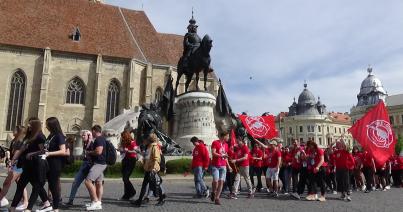 VIDEÓ – "Őrület" a Főtéren. Elkezdődött a KMDSZ Diáknapok