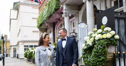 Novák Katalin ajándékai a brit királyi párnak: monogramos túrabakancs és lovas kisplasztika