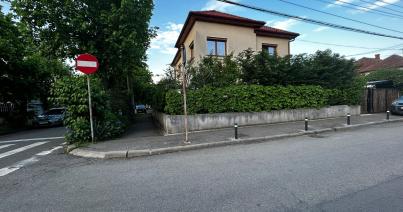 Parkolásgátló fémoszlopokat helyeztek el