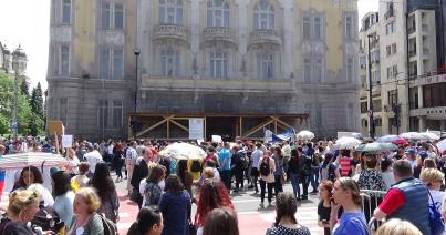 VIDEÓ – Tanárok sztrájkja a Kolozs megyei prefektúra előtt