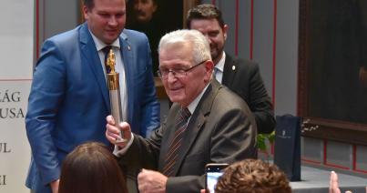 Átvette a Széchenyi-díjat Péntek János professzor