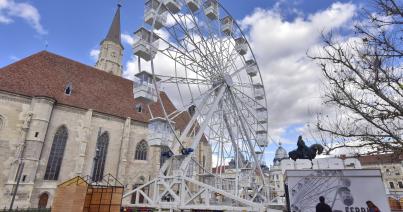 Alakul a karácsonyi vásár a Főtéren