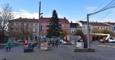 Már áll a karácsonyi fenyő a Főtéren