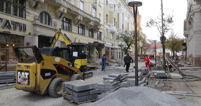 VIDEÓ – Megfeszített munkálatok az Egyetem utcában