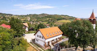 A drónnal készült képen a magyar állami támogatással épített új gyülekezeti ház látható a Kolozs megyei Buzában az avatás napján, 2024. augusztus 18-án. Jobbra a református templom (Fotó: Kiss Gábor)