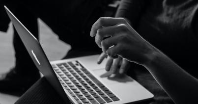 Megint online, megint webkamera, megint ágyban fekvős kurzus
