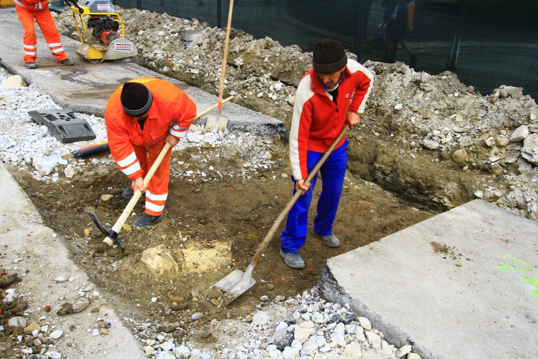 VIDEÓ - A betontörőt is bevetették a Főtéren