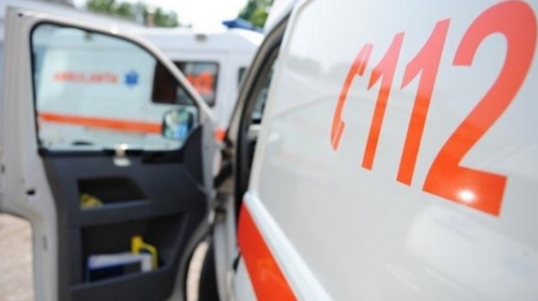 Autó és mentőautó ütközött a Mócok útján