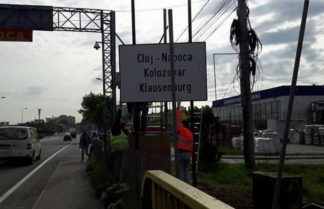 Háromnyelvű helységnévtábla fogadja a FUEN-kongresszus résztvevőit Kolozsváron (FRISSÍTVE)