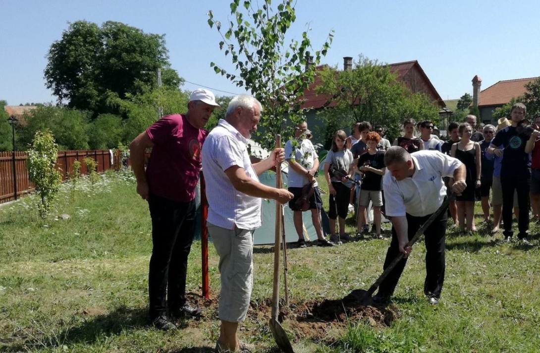 Kostyák Alpár emlékére ültettek facsemetét