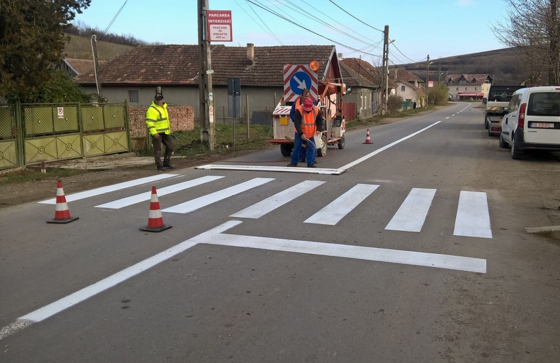 Útjelzéseket festettek fel a megyei utakra
