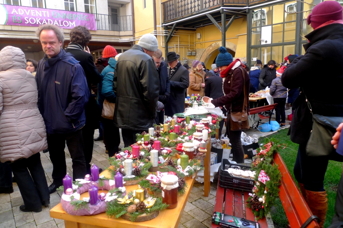Adventi ünnepség és sokadalom