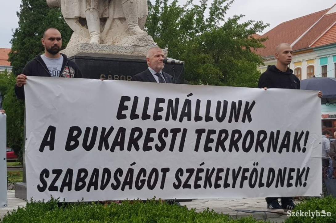 Beke István és Szőcs Zoltán szabadon bocsátásáért tüntettek Kézdivásárhelyen