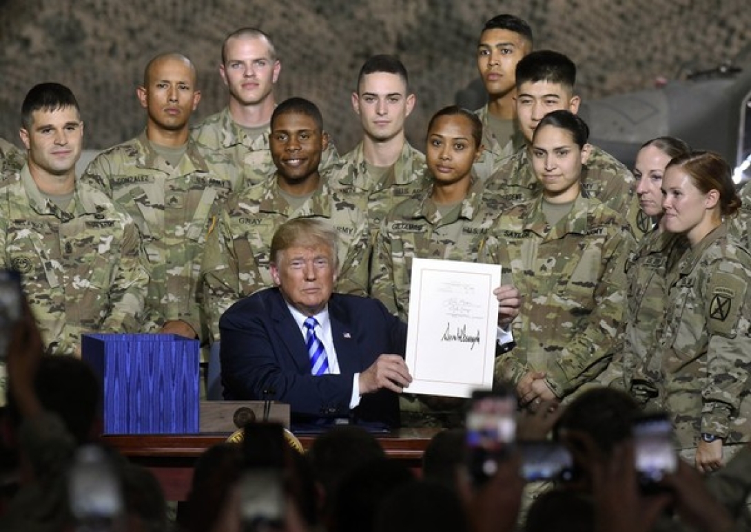 Trump aláírta a 716 milliárd dolláros védelmi költségvetésről szóló törvényt