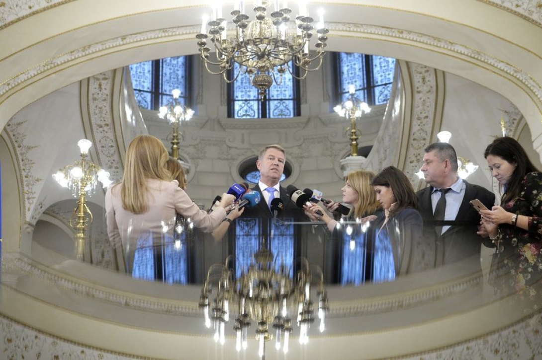 Johannis: Romániának nincs miniszterelnöke, a kormányt egy bűnöző vezeti a háttérből (VIDEÓVAL)