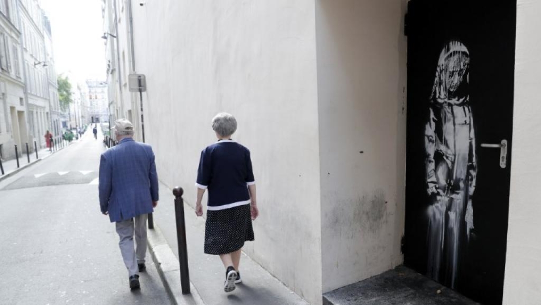 Ellopták Banksy graffitijét, amely a párizsi Bataclan-áldozatoknak állított emléket