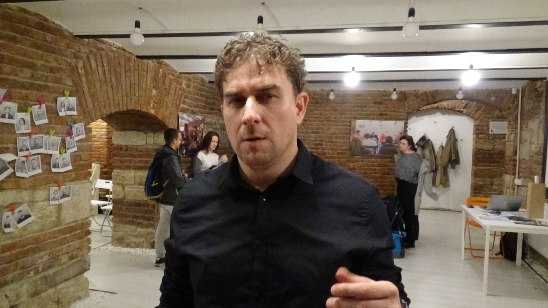 VIDEÓINTERJÚ - Magyarként román cégnél dolgozva többet keresek. Miért?