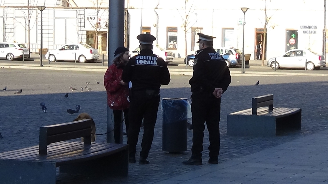 VIDEÓ - Plakátolni kívánó hölgyet igazoltatnak a Főtéren