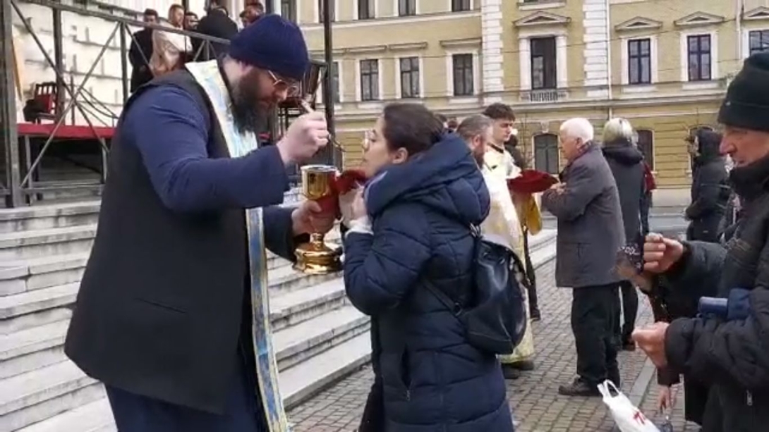 Feljelentették az egyetlen kanállal szájba áldoztató ortodox papokat