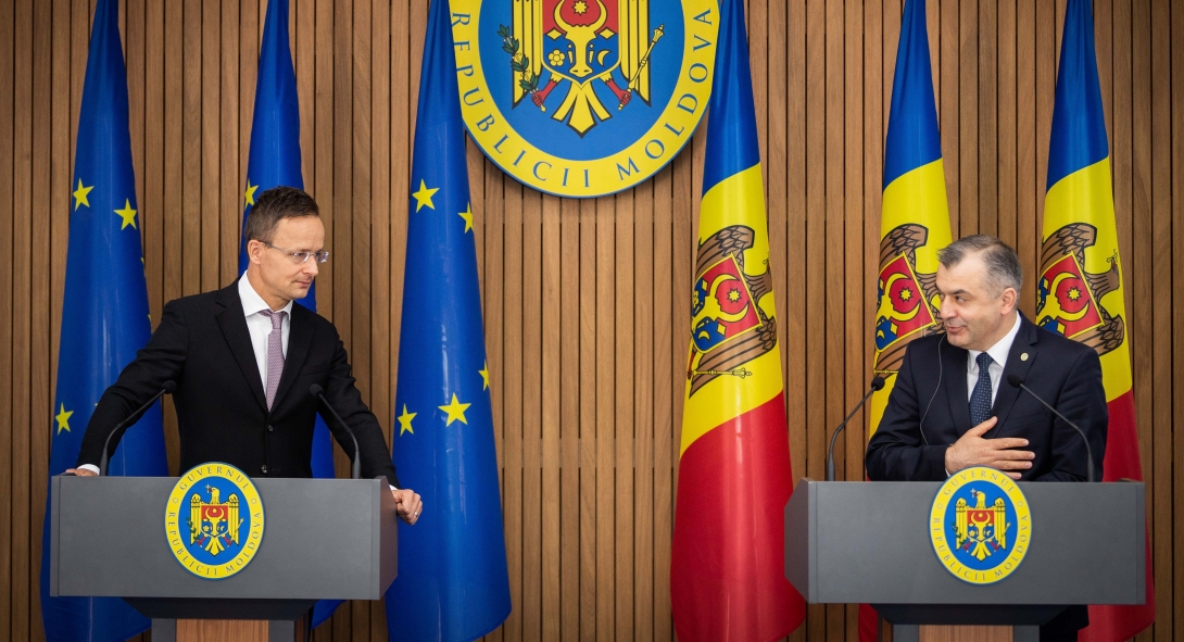 Szijjártó Péter magyar külügyminiszter védőfelszerelés-szállítmányt kísért el Moldovába