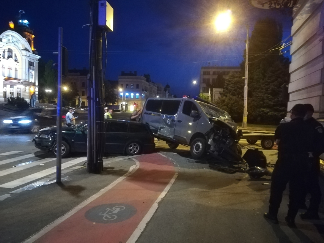 VIDEÓ - A csendőrség furgonja és egy civil személygépkocsi karambolozott
