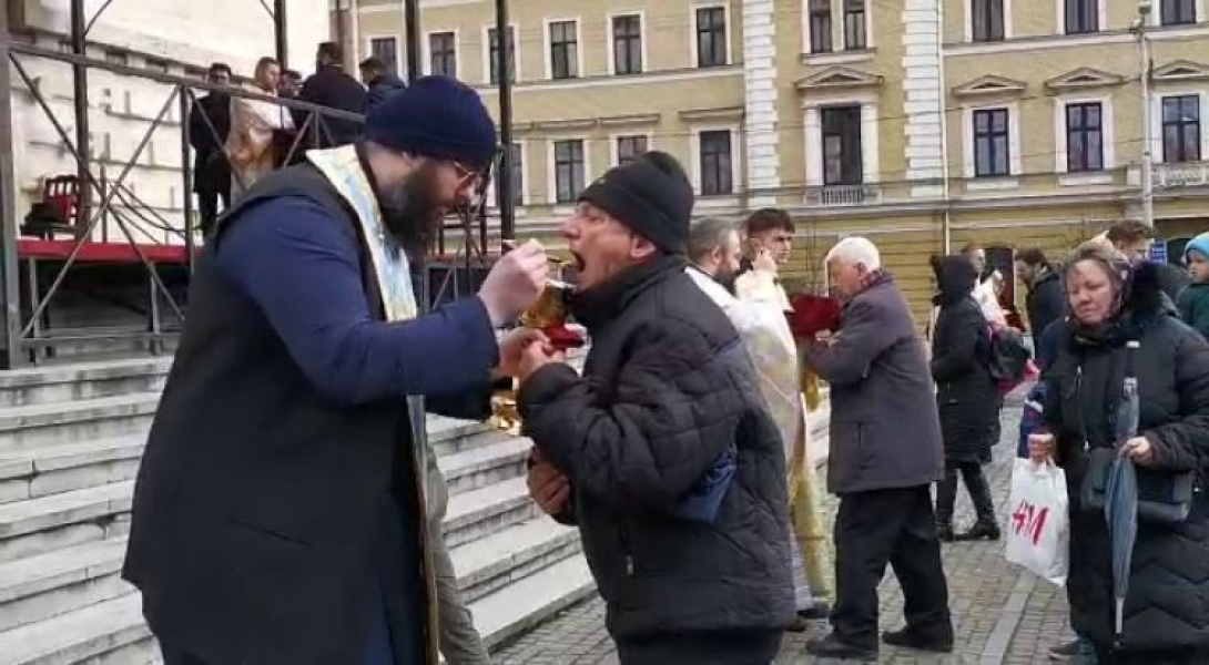 Megosztja az ortodoxokat az egyszer használatos kanállal való áldoztatás