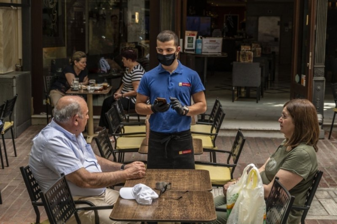 Bértámogatással segítené a kormány a cégeket